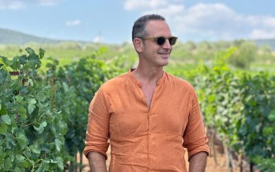 Κώστας Κρομμύδας: Ο συγγραφέας των best sellers ήπιε «Κρασί από τα χείλη» του Οινοποιείου Άρμαθος